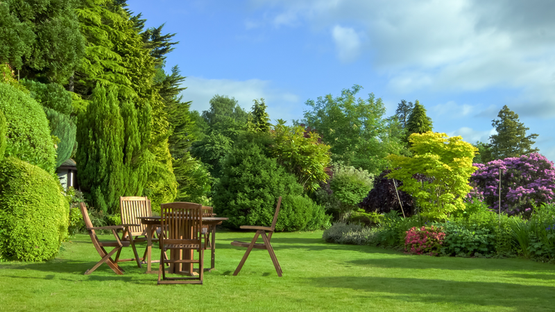 Garten mit Stühlen und Tisch
